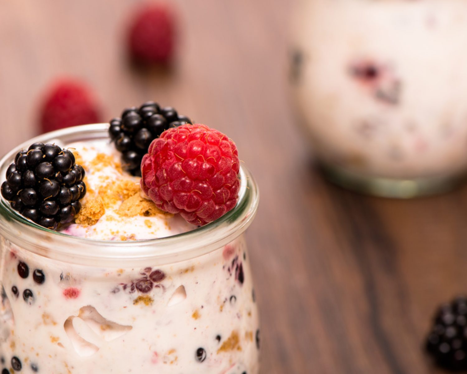 Joghurt mit Brombeeren, Himbeeren und Amarettini Krümel